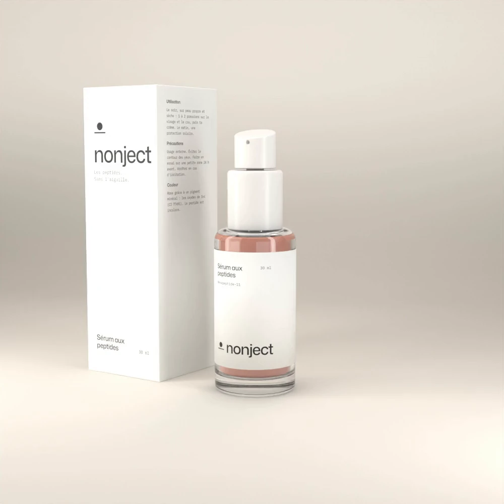 Le sérum aux peptides Nonject : flacon en verre de 30 ml à pompe blanche, rempli d'un gel-crème rose, devant son étui blanc.